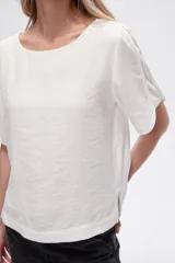 Blusa negra de viscosa, corte holgado y cuello redondo.
