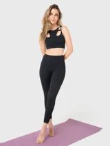 Calza negra de tiro alto con largo hasta el tobillo, calce regular y certificación Bluesign.