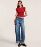 Blusa roja de viscosa con cuello redondo, sin mangas y pliegues en los hombros.