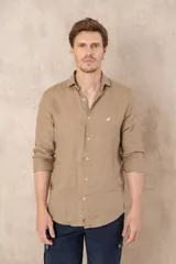 Camisa de manga larga color beige confeccionada 100% en lino, con cuello Hudson y corte slim fit.