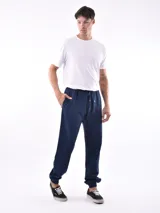 Pantalón de jogging color beige con cintura elástica y cordón ajustable.