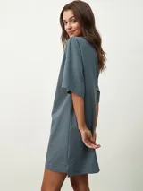 Vestido gris oscuro de corte recto, con cuello redondo y mangas cortas.