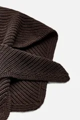 Pañoleta triangular de punto color negro, tejida en hilatura de algodón.