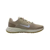 Zapatillas deportivas Nike Revolution 6 Next Nature color beige con logo blanco.