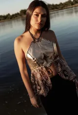 Top halter de cuero dorado con apliques de tela bordada en rosa viejo.