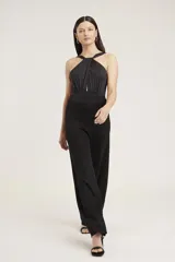 Body de baño color azul vibrante con escote halter anudado y detalle de corte en el centro del busto. La parte inferior es de corte clásico.