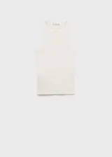 Musculosa color crema de tejido de punto de canalé, con cuello redondo y corte ajustado.