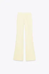 Pantalón negro de tiro alto con cintura elástica y corte acampanado.
