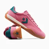 Championes Converse Run Star Trainer Ox, color rosa con detalles en verde azulado y suela de goma color caramelo.