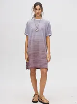 Vestido corto de tejido calado con cuello redondo y mangas cortas con puños a rayas en color contrastante. Diseño degradado en tonos lila y borgoña.