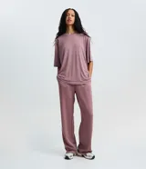 Remera oversized color beige, de manga corta y cuello redondo, confeccionada en microfibra con viscosa.