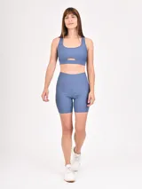 Top deportivo negro con escote redondo y abertura en el centro del pecho.