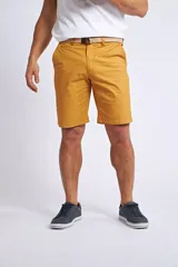 Bermuda color mostaza de gabardina, con bolsillos laterales y traseros, cierre con cremallera y botón, presillas para cinturón y logo bordado. Incluye cinturón de tejido natural.