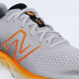 Championes New Balance Running Course 520, color blanco con detalles en naranja y negro. Capellada de malla transpirable, entresuela de espuma EVA y suela de caucho.