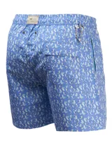 Short de baño celeste con estampado de ballenas en azul y gris. Tiene cintura elástica con cordón ajustable y bolsillos laterales.