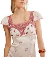 Vestido midi negro con estampado floral, escote cuadrado con detalles bordados y mangas cortas abullonadas.