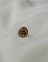 Caravana dorada con centro marrón y borde de strass blancos, de 1cm de diámetro. Se vende por unidad.