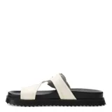 Sandalia negra con hebilla plateada y suela track.