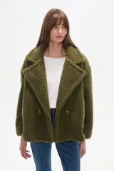 Campera corta de corderito color verde militar, con cuello solapa y cierre cruzado con botones marrones.
