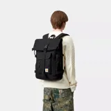 Mochila negra con múltiples bolsillos frontales y laterales, cierre superior con solapa y hebilla, y logo de la marca en el frente.