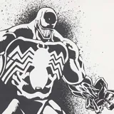 Camiseta blanca de manga corta con cuello redondo y estampado del logo de Venom en el pecho.