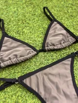 Bikini de dos piezas color moka (marrón claro/beige), con corpiño triangular y bombacha colaless regulable.