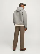 Campera gris melange con capucha, cierre frontal con cremallera, bolsillos laterales y puños elásticos.