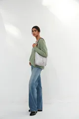 Bolso mini tote de cuero blanco craquelado, con correa de hombro y cierre superior.