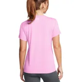 Remera deportiva Under Armour Tech para mujer, color rosa claro, con cuello en V y logo estampado en el pecho. Confeccionada en tejido UA Tech de secado rápido y corte holgado.