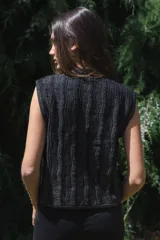 Chaleco tejido negro con botones en la delantera y diseño de punto acanalado.