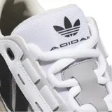Championes Adidas ADI2000 blancos con detalles en gris y negro.