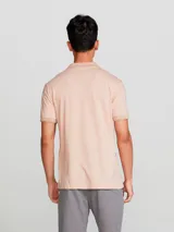 Chomba manga corta color gris con cuello clásico y tapeta de dos botones.