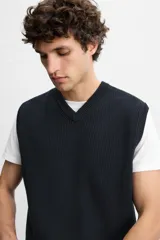 Chaleco de punto azul marino con cuello en V y diseño acanalado.