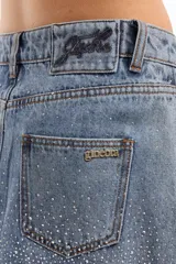 Minifalda de denim negro con calce ajustado y strass plateado.