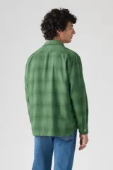 Camisa verde a cuadros de manga larga con dos bolsillos en el pecho y cierre abotonado. Corte clásico y tejido de algodón. Marca Levi's.