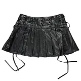 Minifalda negra de cuero sintético con tablas, tiro bajo, detalles de ojalillos con cordones cruzados en los laterales y tachas cónicas en la cintura.