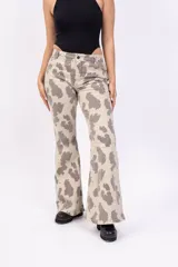 Pantalón Oxford de jean con estampado de vaca en tonos beige y marrón.