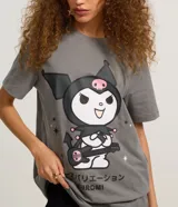 Remera gris de algodón con estampa de Kuromi tocando la guitarra.