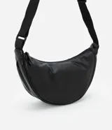 Bandolera negra de cuero sintético con correa ancha ajustable.