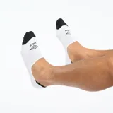 Medias invisibles blancas con puntera y talón negros, marca Umbro.