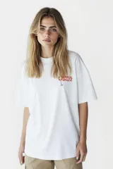 Remera blanca de algodón con cuello redondo y estampado de un vaso de Aperol Spritz.