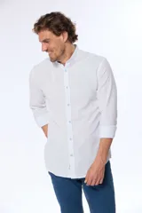 Camisa de lino a rayas, color beige, con cuello mao y corte slim.