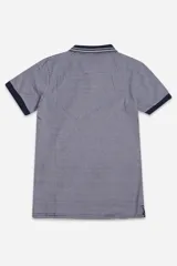 Remera de mangas cortas con cuello polo a rayas horizontales azul marino y blancas.