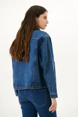 Chaqueta de jean azul con cuello de pana color camel, corte recto y bolsillos frontales.