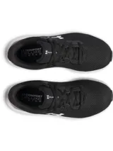 Championes de running Under Armour Charged Pursuit 4, color negro con logo blanco y suela blanca con tecnología Charged Cushioning.