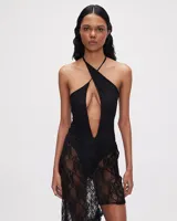 Body negro con diseño asimétrico y escote profundo, combinando elegancia y confort.