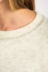 Sweater color marrón claro de tejido de punto, con cuello redondo y mangas largas.