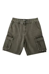 Bermuda de jean azul con efecto lavado, corte recto y bolsillos cargo laterales.