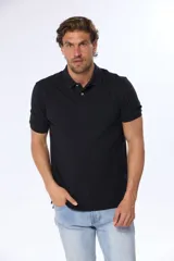 Remera polo piqué lisa negra con cuello en rib y botones personalizados.