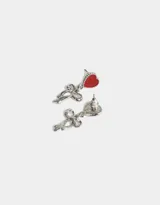 Aros colgantes cortos con pasante de corazón rojo y moño de metal plateado, con cierre de tope a presión.